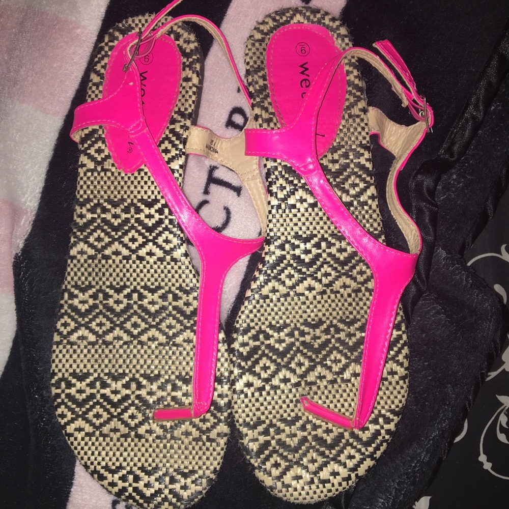 Black and white design with Pink strap sandals!